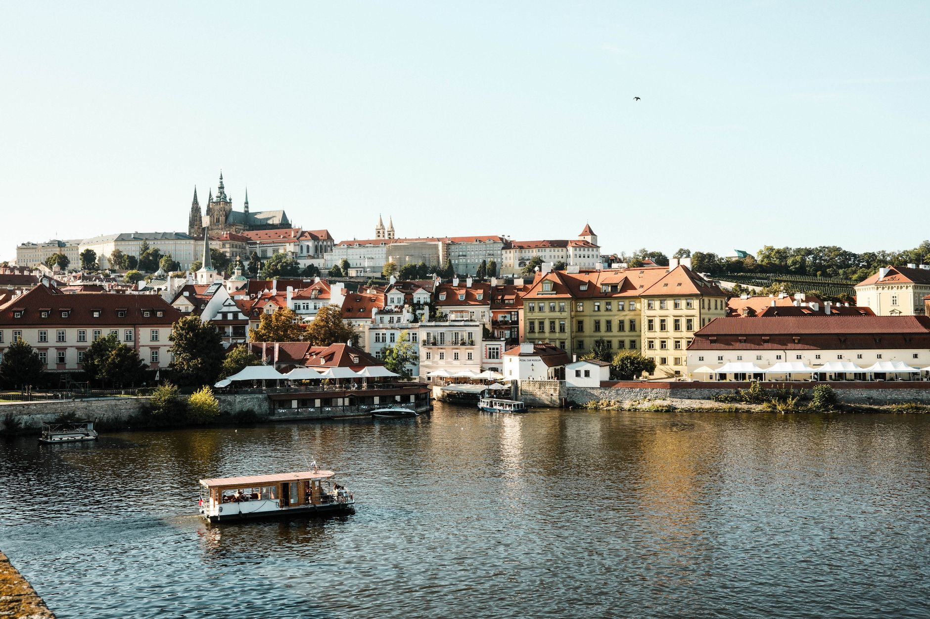 Sonniges Wetter lockt weiter zu einer Bootsfahrt durch Prag