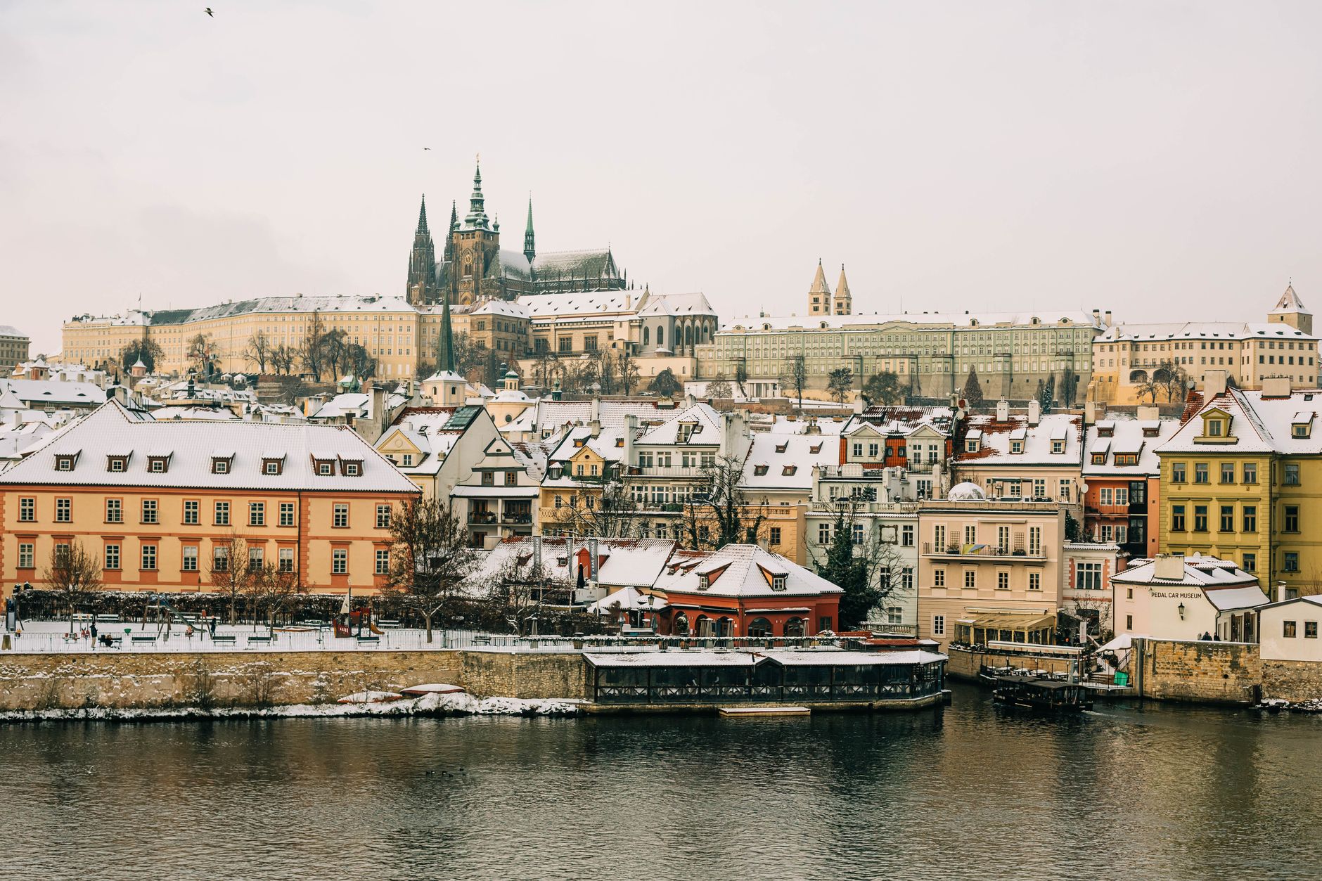 Winterfahrten in Prag: ruhige Moldau und Stadtblicke ohne Eile