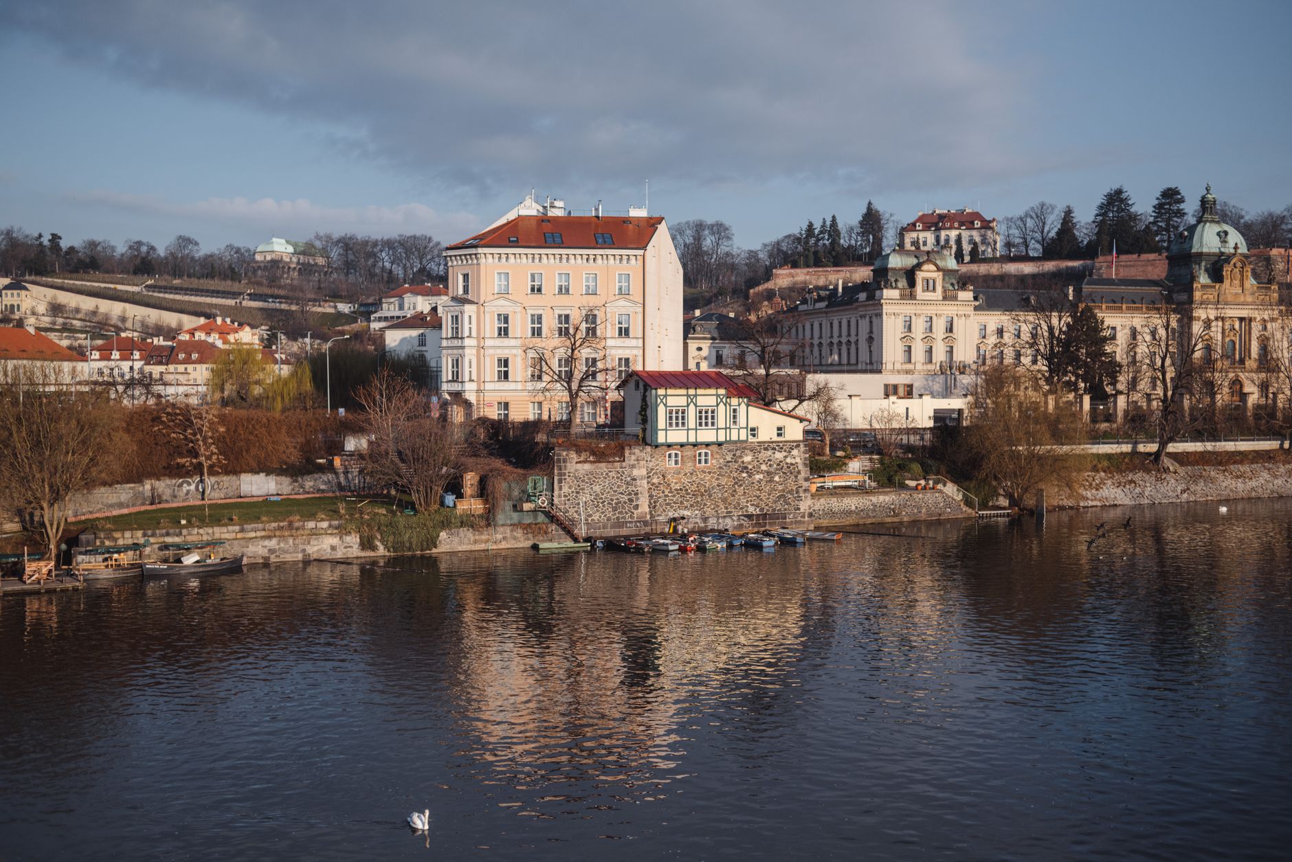 Frühling in Prag vom Boot: die ersten warmen Tage auf der Moldau