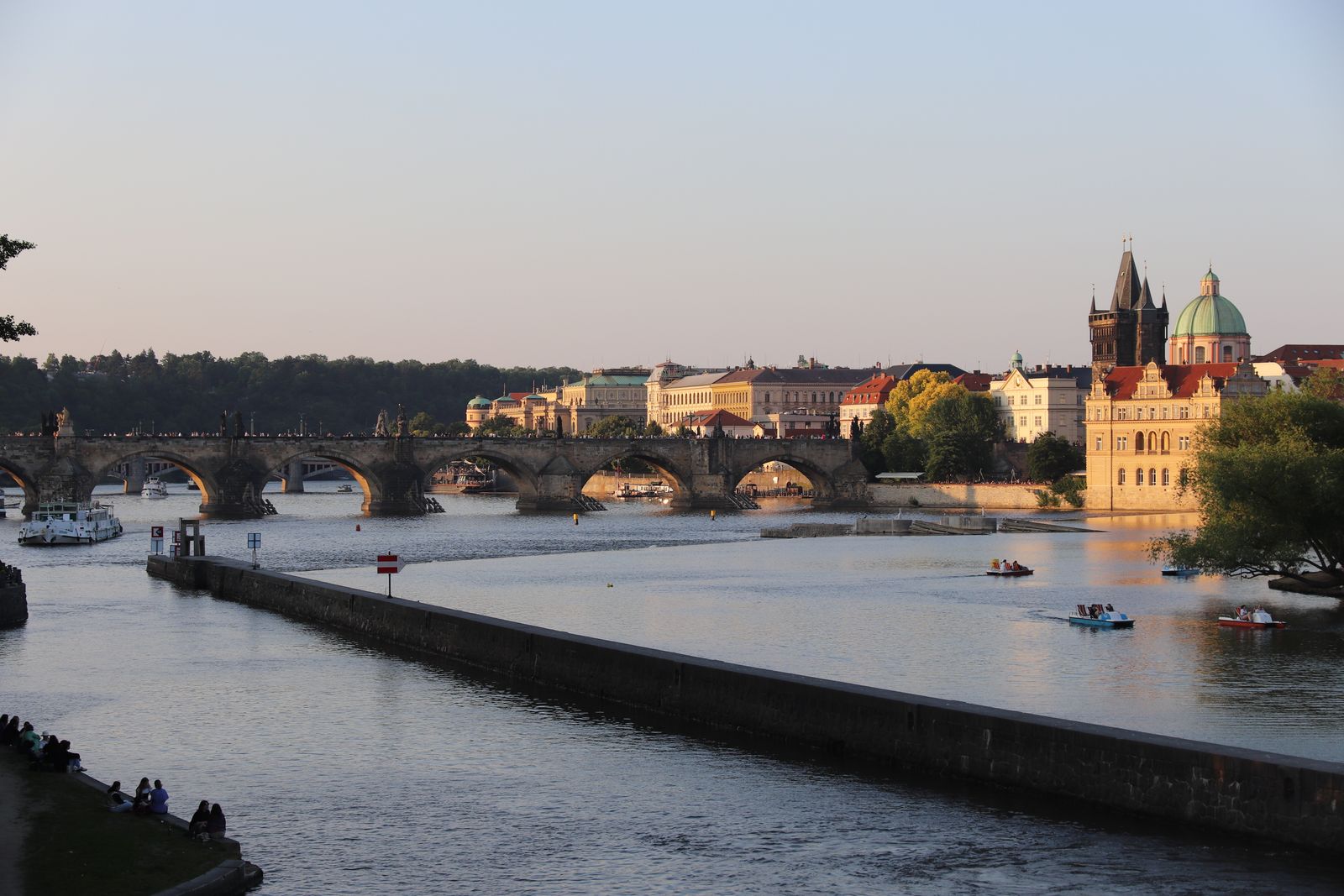 Sonnenuntergang über der Moldau: sommerliches Prag vom Schiff