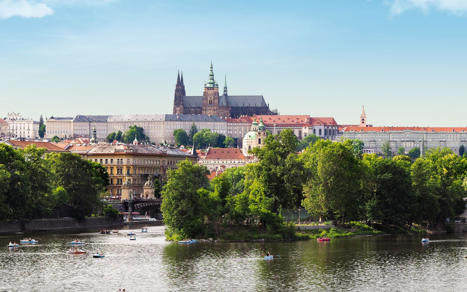 Ein Sommertag in Prag: Spaziergang, Bootsfahrt und Zeit für die Stadt