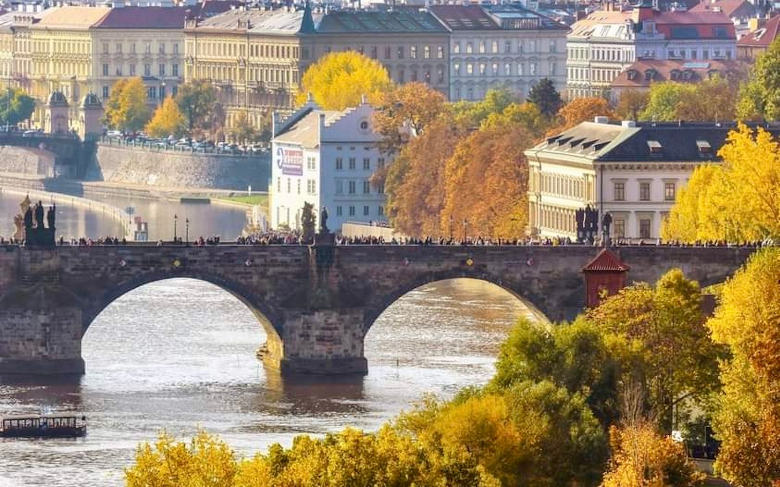 Karlsbrücke und herbstliches Prag vom Boot fotografieren