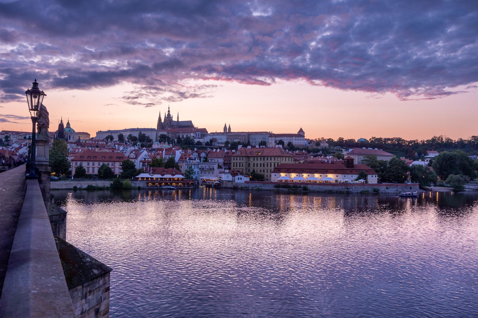 Herbstspaziergang durch Prag: Kampa, Karlsbrücke und Bootsfahrt
