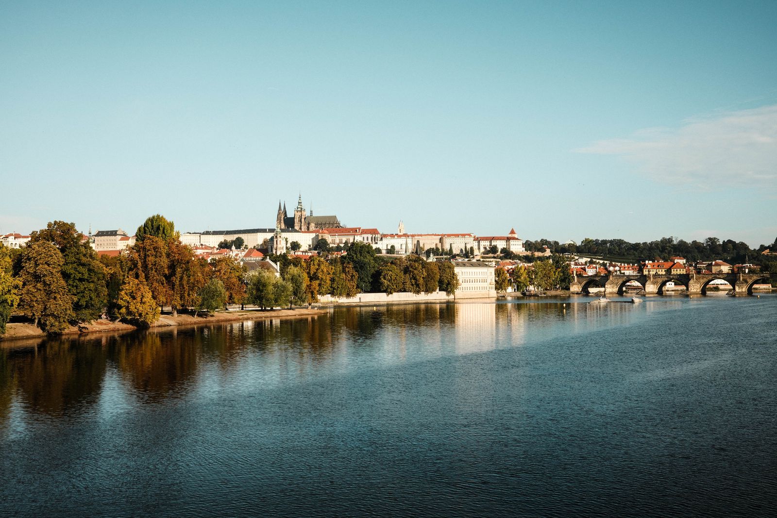 Prag bei Regen: Bootsfahrt und Tagesplanung
